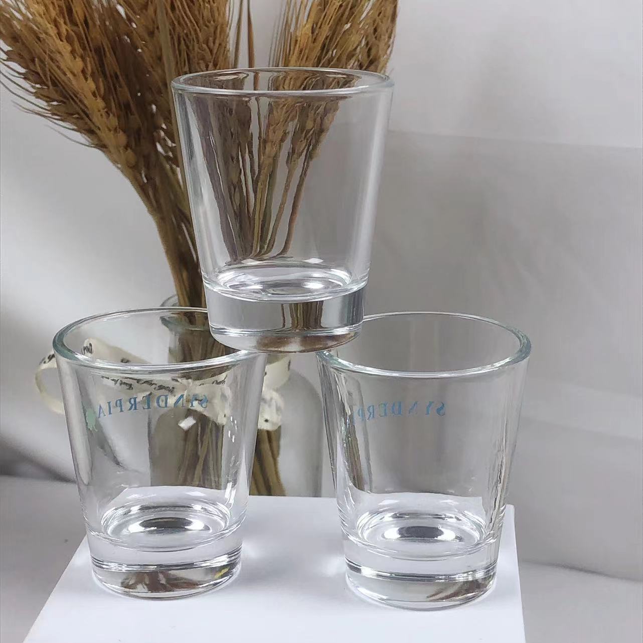 Glass wine glasses, one or two small wine glasses, wine sets, juice glasses, simple thick-bottomed spirits glasses, tasting glasses, and one-sipped glasses for bars full figure