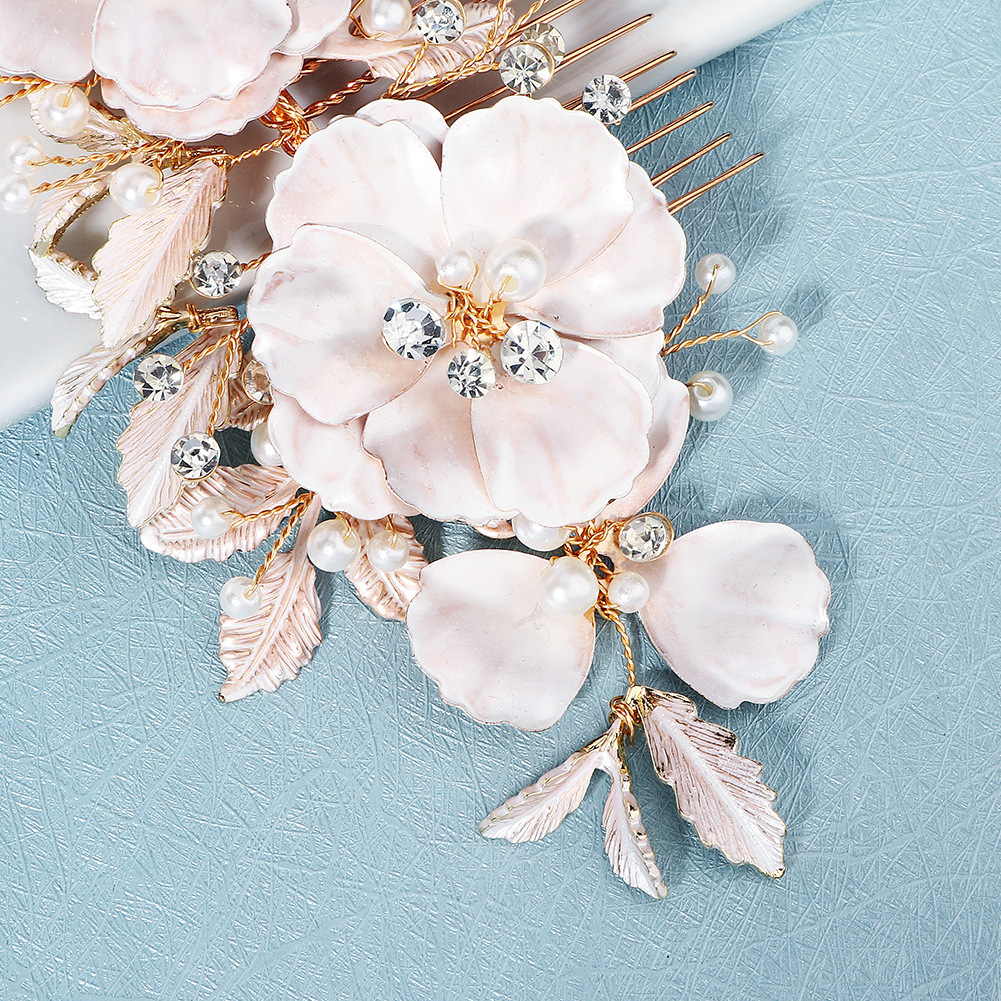 European and American high-end wedding accessories, beautiful flower and pearl combs, elegant handcrafted rhinestone hair combs, bride's updo headwear Application Scenario