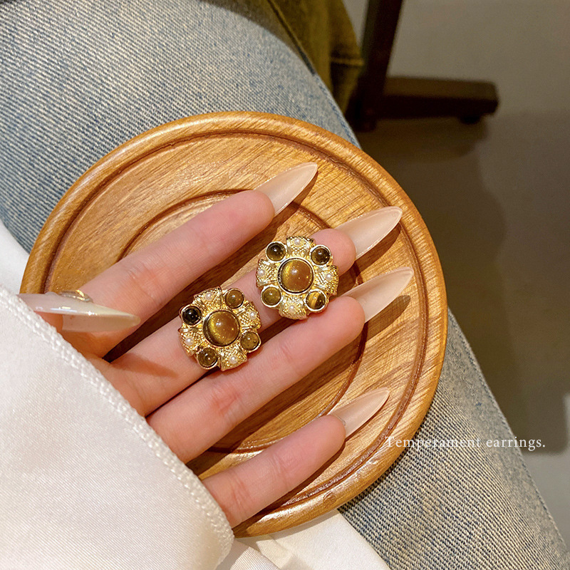 French retro tiger's eye stud earrings for women, high-end, light luxury and elegant earrings. Wholesale of Maillard's niche internet-famous earrings full figure