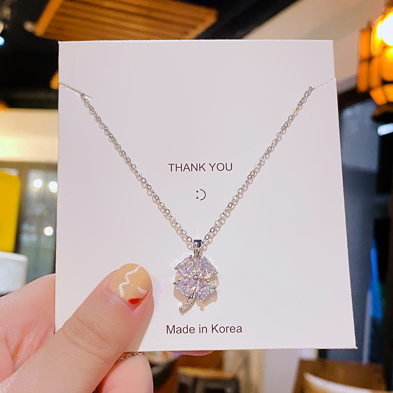 Light luxury and fashionable titanium steel necklace, versatile for women, super shiny four-leaf clover pendant, niche lucky collarbone chain wholesale full figure