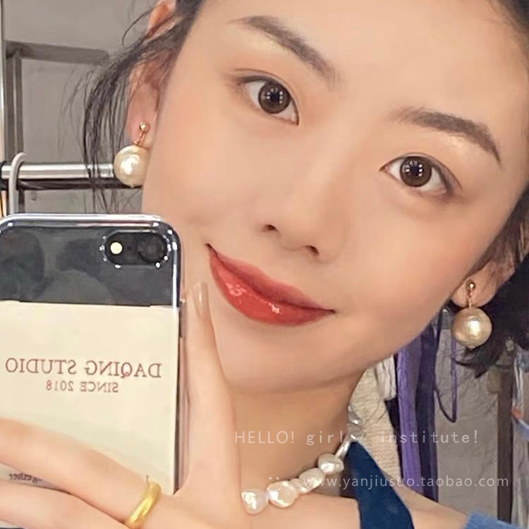 French gentle cotton pearl earrings, women's fashion, Herben style mona, the same niche stud earrings, wholesale of internet-famous earrings Application Scenario