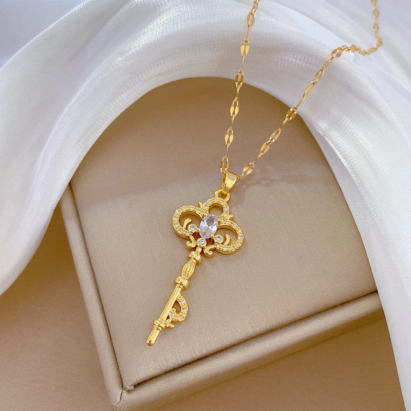 【 Titanium Steel 】 Ancient-style key, light luxury, luxurious, full diamond lucky necklace, versatile collarbone chain, titanium steel chain Specification drawing