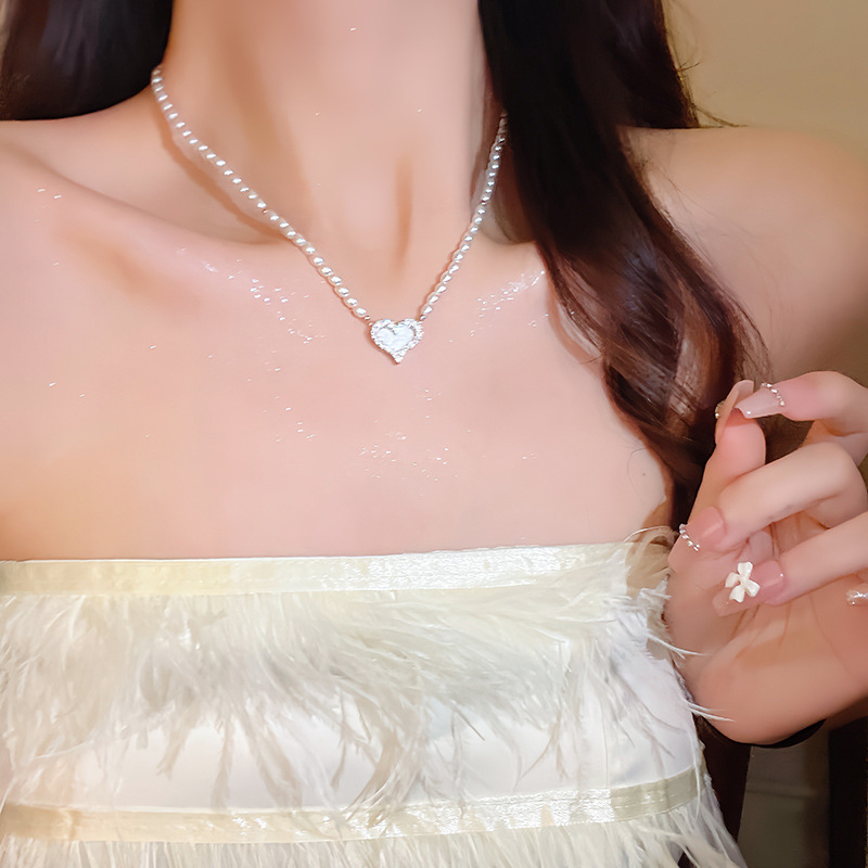 Korean exquisite sparkling diamond heart-shaped pearl necklace, women's light luxury and high-end feel, versatile and personalized collarbone chain necklace accessory full figure