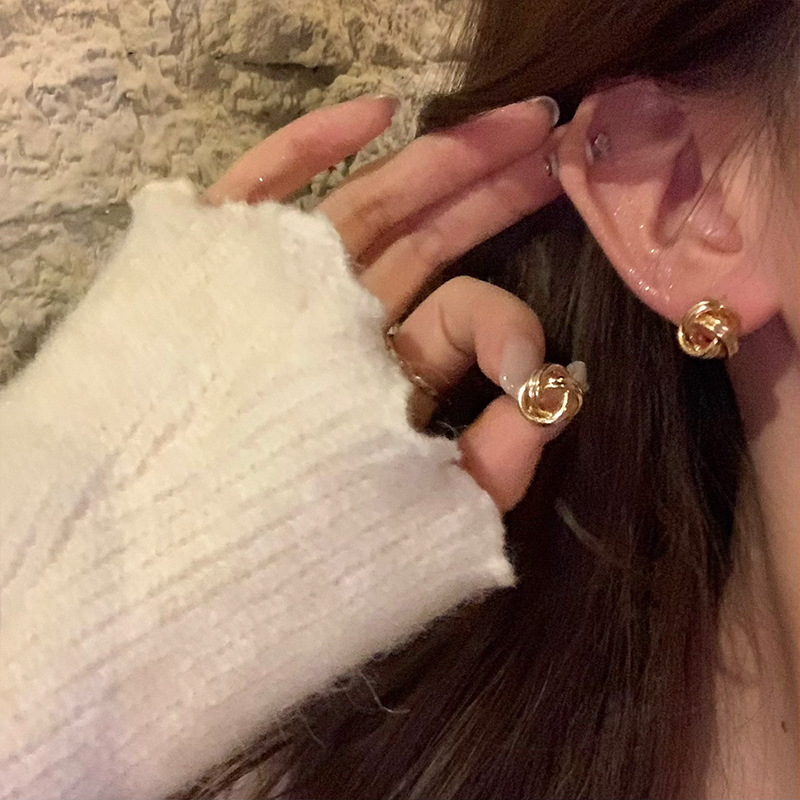 Retro and simple wrapped stud earrings for women, light luxury, versatile and high-end style earrings, 2024 new bestsellers, socialite earrings wholesale Application Scenario