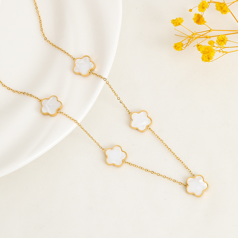 A fashionable five-flower titanium steel necklace with a unique and light luxury design for women. The collarbone chain does not fade and exudes a high-end and versatile accessory Application Scenario