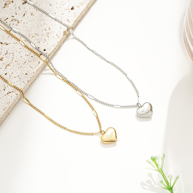Simple and versatile stainless steel love heart-shaped necklace, a fashionable and niche female Internet celebrity collarbone chain vacuum electroplated accessory Application Scenario