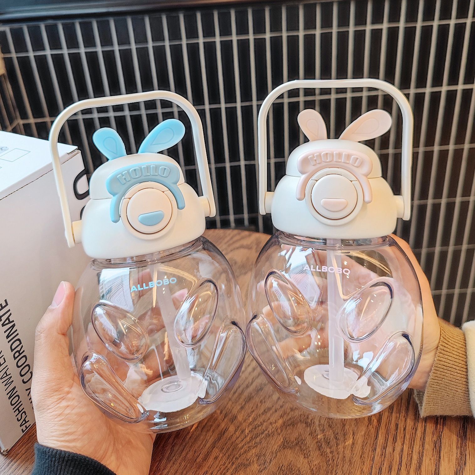 Cute rabbit plastic cup, large capacity, high appearance level, straw cup, portable, hand-held, outdoor girls' summer big belly water cup full figure
