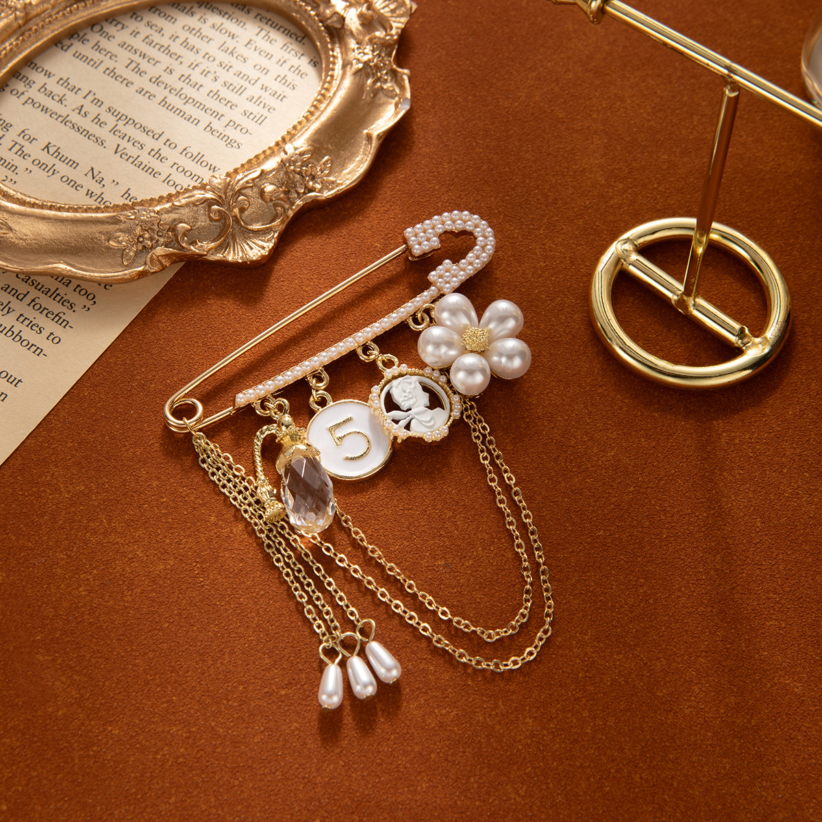 High-end crystal flower tassel brooch, a retro and light luxury suit brooch, elegant and fashionable chest accessory Specification drawing