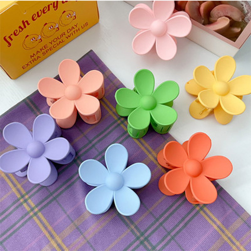 Flower hairpins, women's grappling clips, Internet celebrity 2022 new shark hairpins, lace grappling clips, hair clips headwear Application Scenario