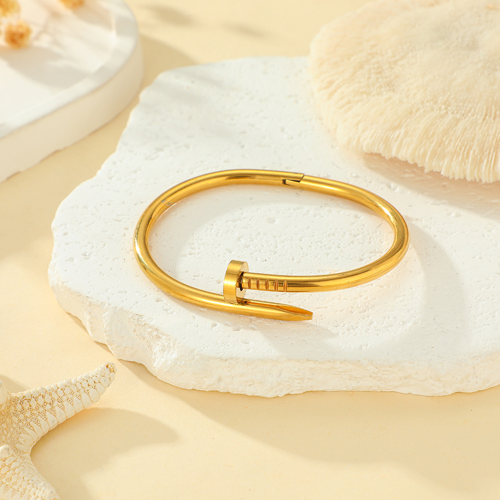 European and American stainless steel bracelet with nail and diamond buckle, classic, exquisite, light luxury and fashionable, non-fading wholesale jewelry Application Scenario