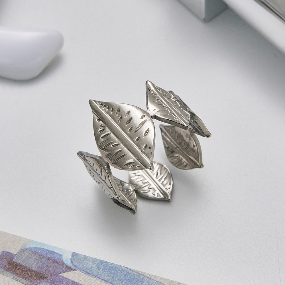 European and American style three-flower open ring, gold and silver jewelry, titanium steel three-dimensional petal, retro and fashionable accessory Specification drawing