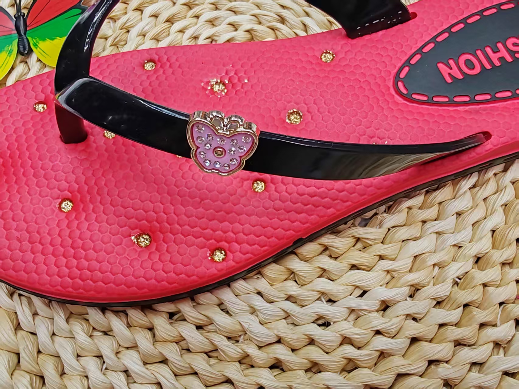 New flat metal butterfly-toe flip-flops for summer 2025 Application Scenario