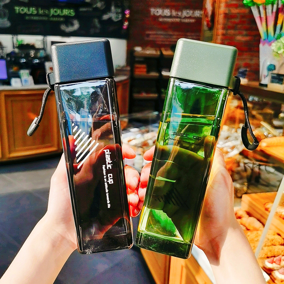 Simple Nordic plastic water cup, student couple Korean version sports casual cup, large-capacity portable anti-drop creative cup Application Scenario