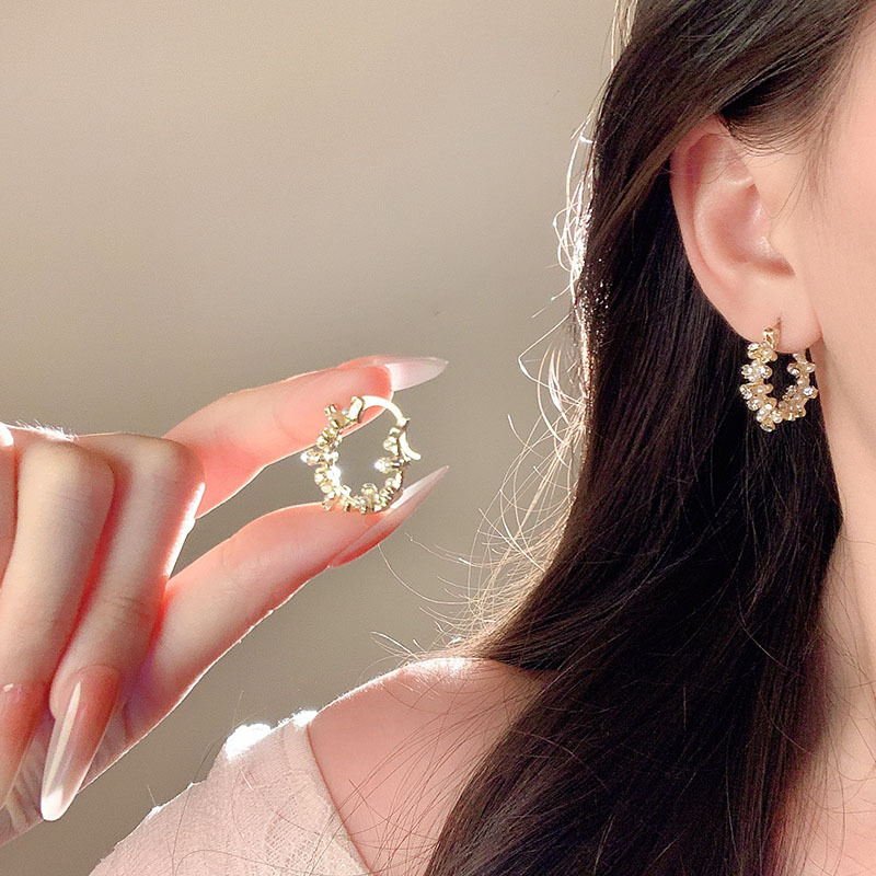 French retro pearl earring for women, light luxury and high-end feel, sparkling diamond circle earrings, fashionable and elegant new earrings wholesale details Picture