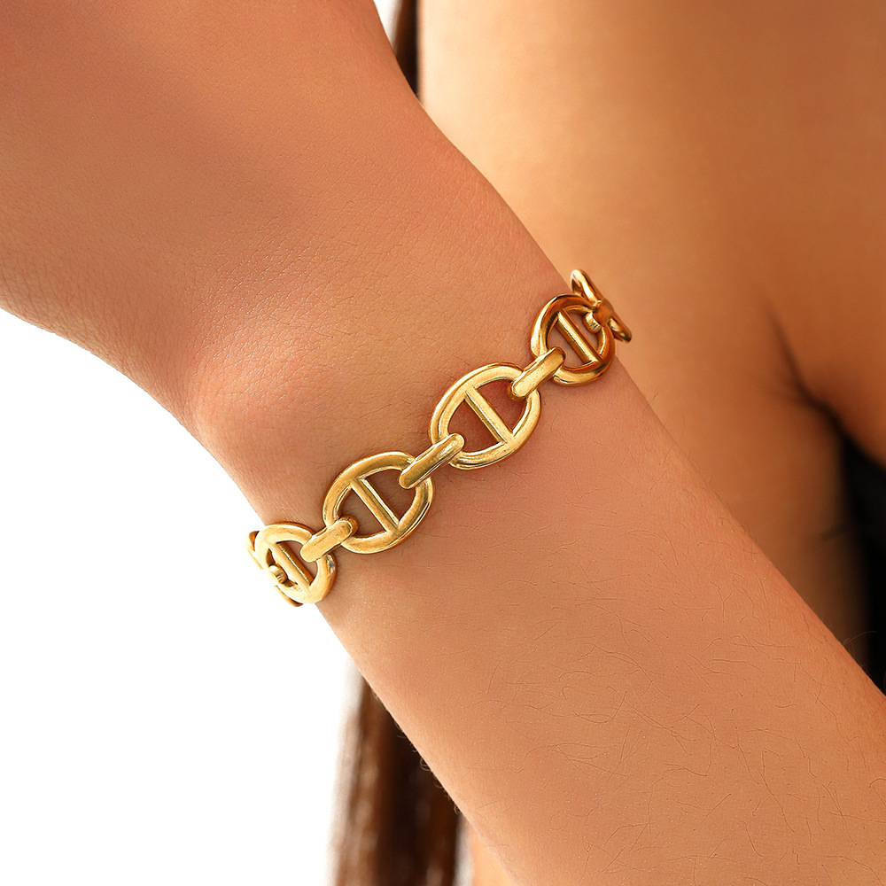 This cross-border gold-plated bracelet for women from Europe and America has a light luxury and high-end feel. The chain opening does not fade and is a bestseller on Amazon details Picture
