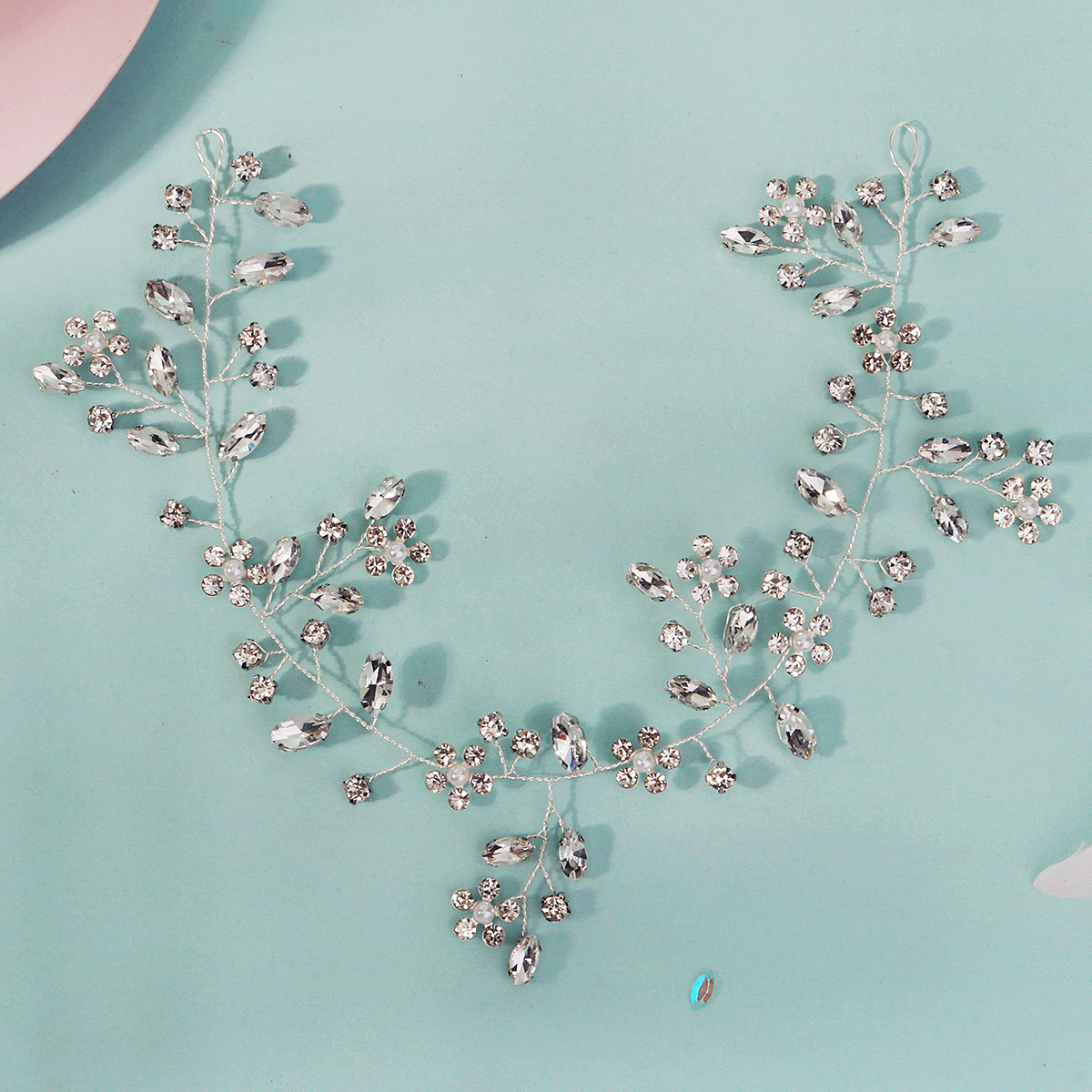 Cross-border bride wedding soft chain hair band, beautiful flower-shaped photo hair accessory, handcrafted pearl plum blossom diamond hair band for girls Application Scenario