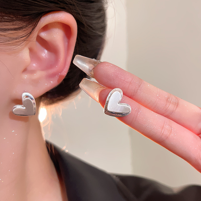 Brushed and frosted textured heart-shaped earrings for women, cold and stylish style earrings, Korean-style fashionable and high-end stud earrings details Picture