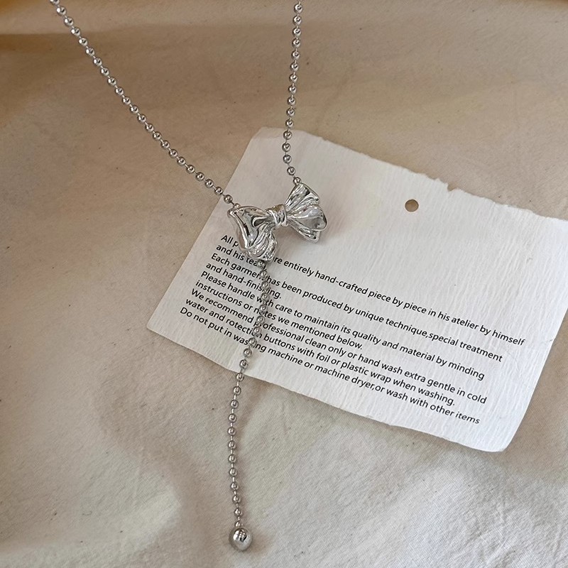 French retro metal bow necklace, a unique design for women, simple and versatile, fashionable necklace and sweater chain Item Picture