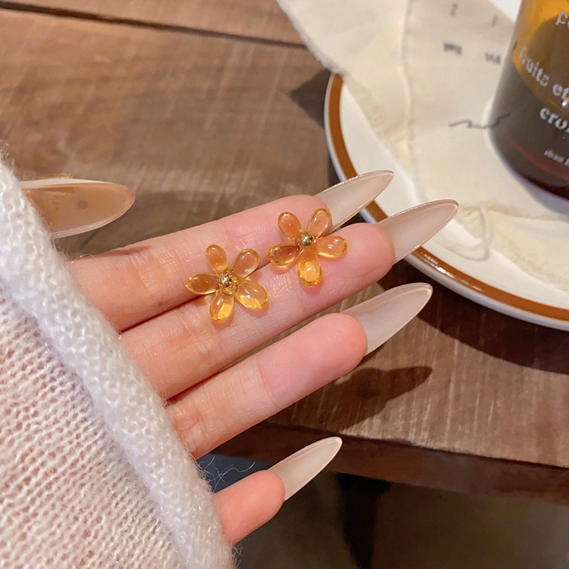 Hong Kong-style transparent resin flower stud earrings, a niche design for women, versatile and sweet, unique autumn and winter earrings full figure