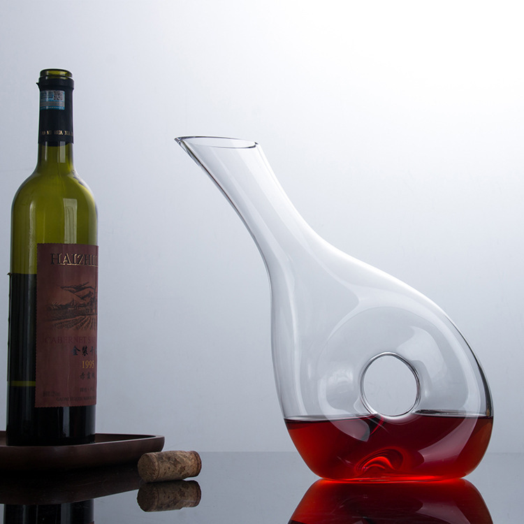 Wholesale of high-end European-style glass wine decanters, hand-blown wine dispensers, wine pouring vessels, wine jugs and wine utensils from manufacturers full figure