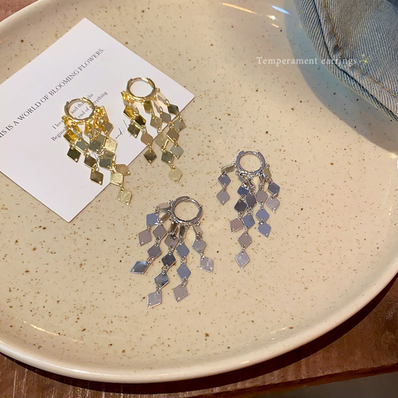The sparkling diamond-shaped tassel earrings for women are a new 2024 bestseller with a light luxury and high-end feel. The ear studs have a unique and elegant style Application Scenario