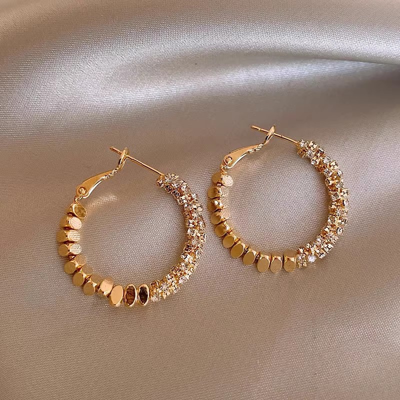 Unique ring-shaped earrings with broken silver, a niche and light luxury design, high-end stud earrings, and exaggerated European and American best-selling earrings wholesale full figure