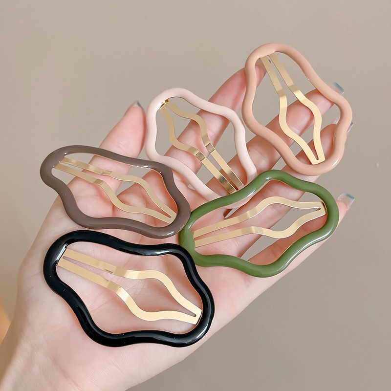 Cloud-shaped hollowed-out hair clips for a baby girl, with a fringe on the forehead, a side clip for a high-end look, and a clip on the back of the head as a headwear full figure