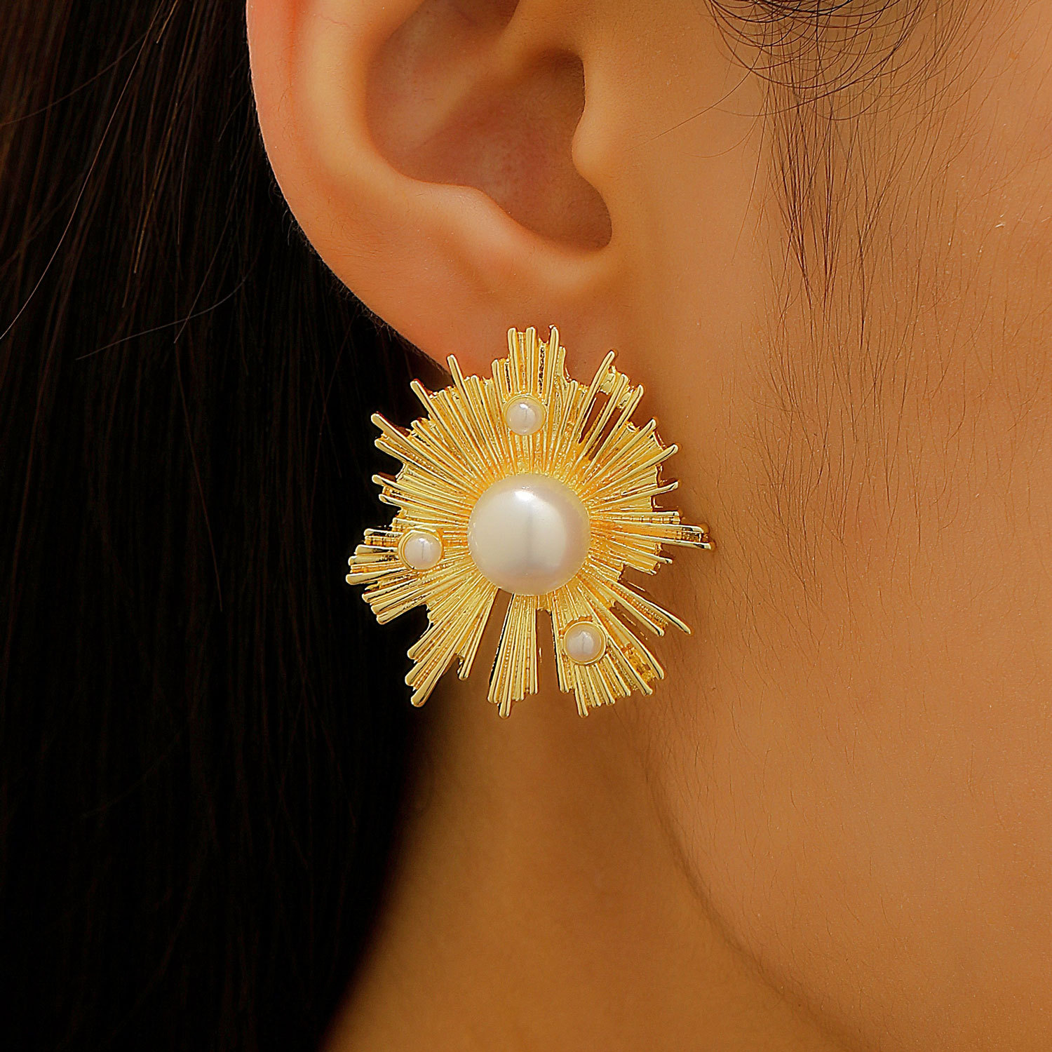 Sunflower pearl stud earrings for women, with a light luxury and high-end feel, unique and exaggerated earrings, and a niche European and American style Specification drawing