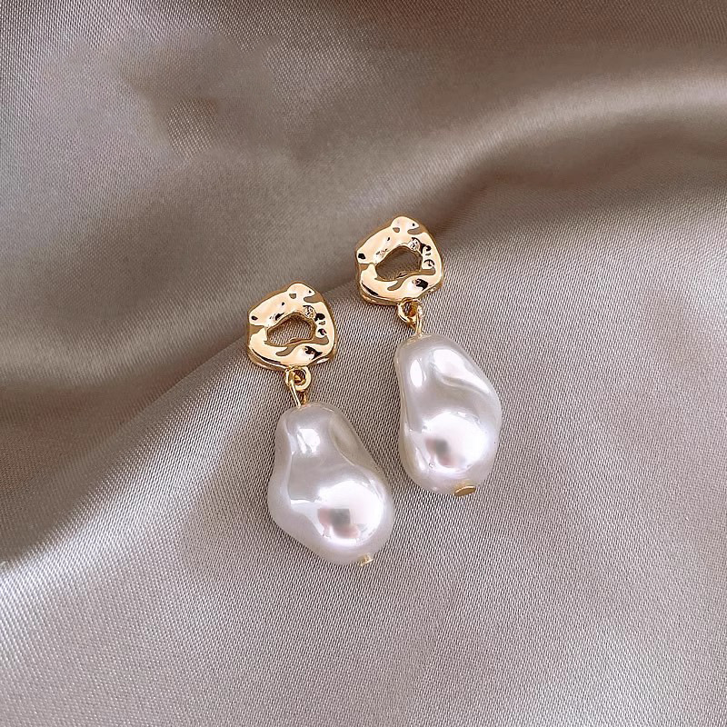 French Baroque irregular-shaped pearl earrings and accessories for women 2025 new bestsellers, elegant stud earrings, commuting personality earrings full figure