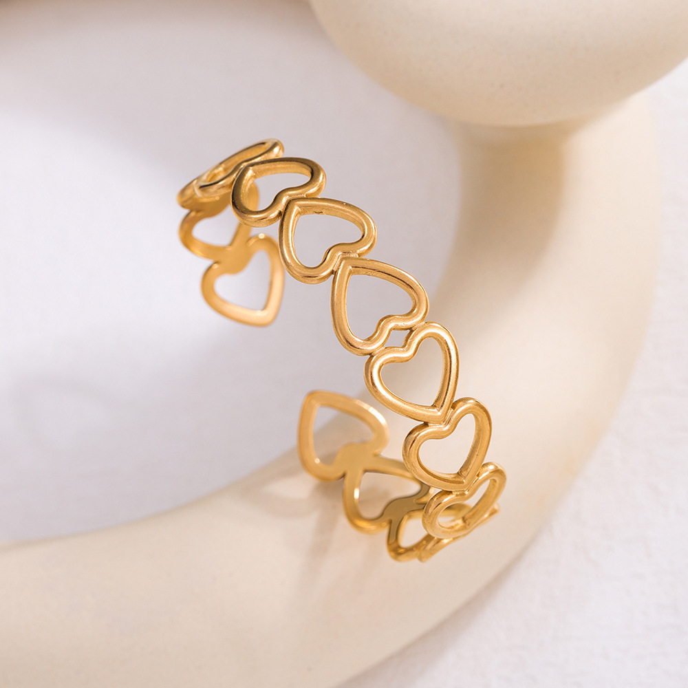 A popular Korean version of a simple heart-shaped hollowed-out stainless steel bracelet with a high-end touch for women full figure