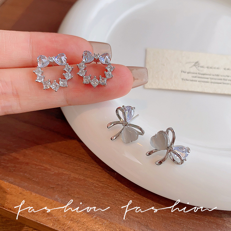 Sweet hollowed-out bow, diamond-encrusted stud earrings, delicate and light luxury earrings for women, simple and versatile forest-themed earrings and earrings full figure