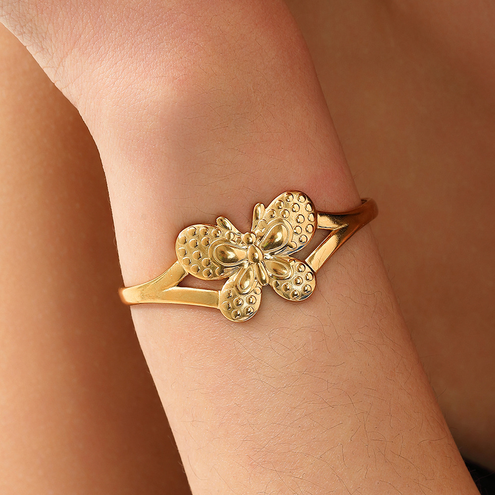 Cross-border wholesale of open butterfly bracelets for women, with a light luxury and high-end feel, electroplated smooth surface, and an exaggerated and personalized European and American style full figure