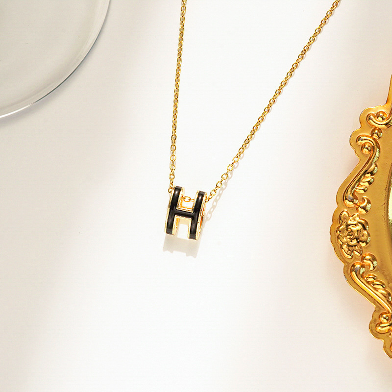 The same style of copper pendant with the letter "H" on Xiaohongshu, oil drip enamel titanium steel necklace, fashionable and elegant for women, light luxury collarbone chain details Picture