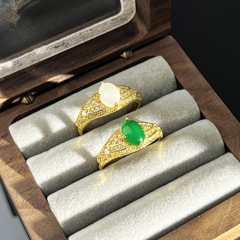 Luxurious court-style emerald-like high-end, slightly inlaid open ring, a cold and elegant, niche and noble ring full figure