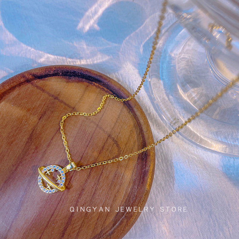 A new Japanese and Korean style smiley face planet pendant titanium steel necklace, a rare collarbone chain for women, and a high-end and versatile accessory full figure