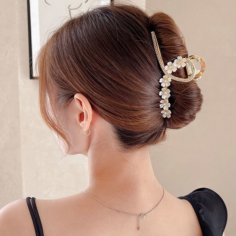 Korean camellia flower hairpin at the back of the head exudes a feminine charm. Shark hairpin with a high-end feel. Hair clip headwear for a female summer Application Scenario