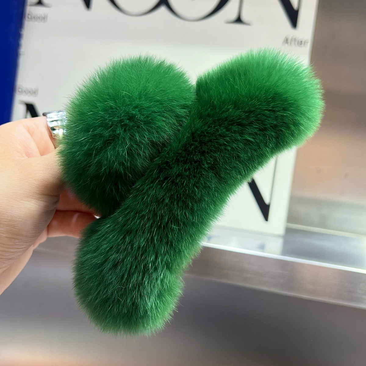 A brand-new, cute plush headpiece with a unique style of the back of the head, featuring genuine rex rabbit fur Application Scenario