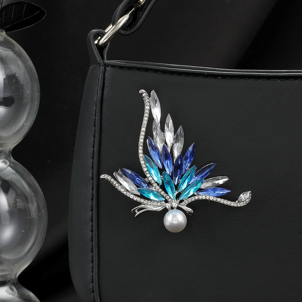 Cross-border European and American gradient crystal diamond-encrusted pearl brooch, light luxury, high-end and elegant, ins style suit coat brooch details Picture