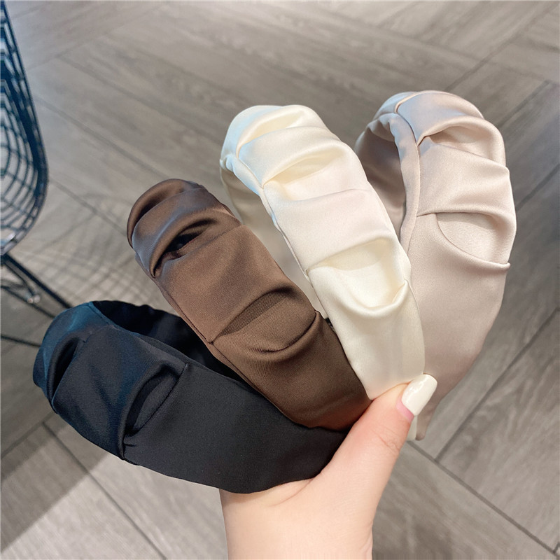 The new Korean-style simple pleated fabric wide-edge compression headband is a versatile accessory for going out. The hairband and hair clip are sweet and elegant for girls full figure