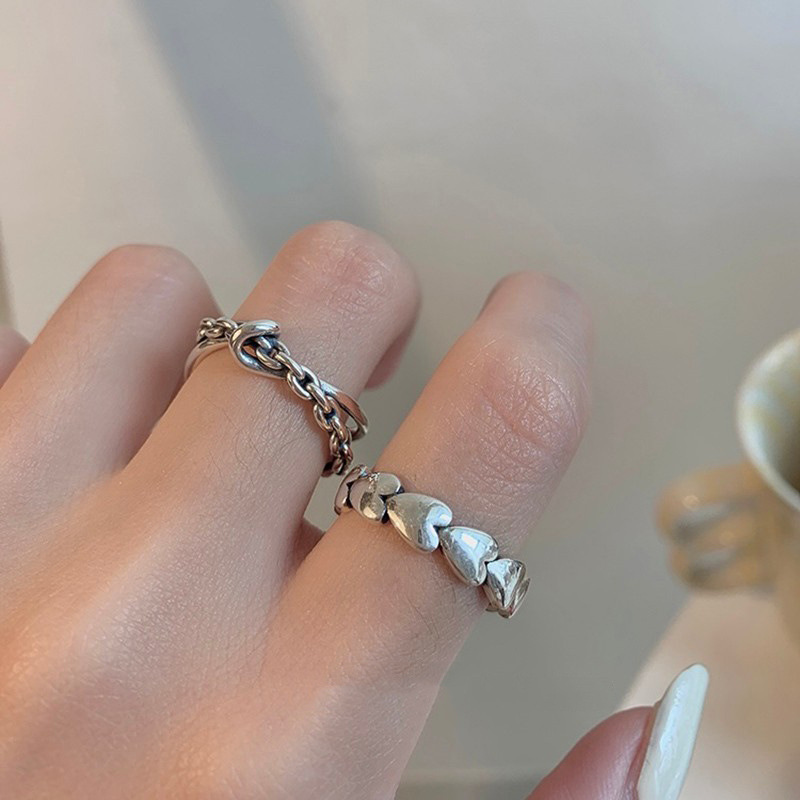 A new type of ring with a simple and unique Korean style, featuring a plain heart-shaped ring with an open mouth, and a cold and feminine cross-chain design full figure