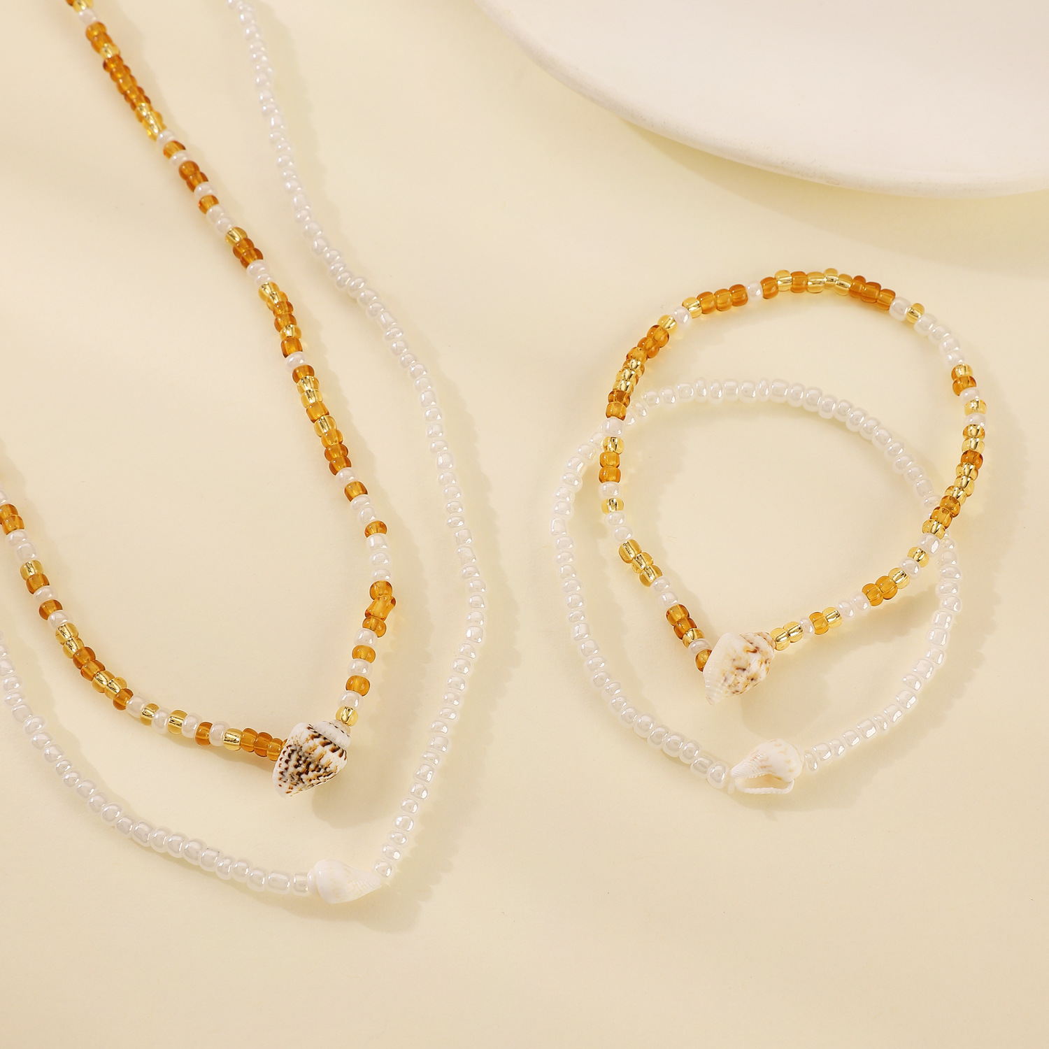 A two-piece set of handcrafted beaded shell and conch necklace and bracelet with a European and American ocean vacation style, Bohemian necklace for women details Picture
