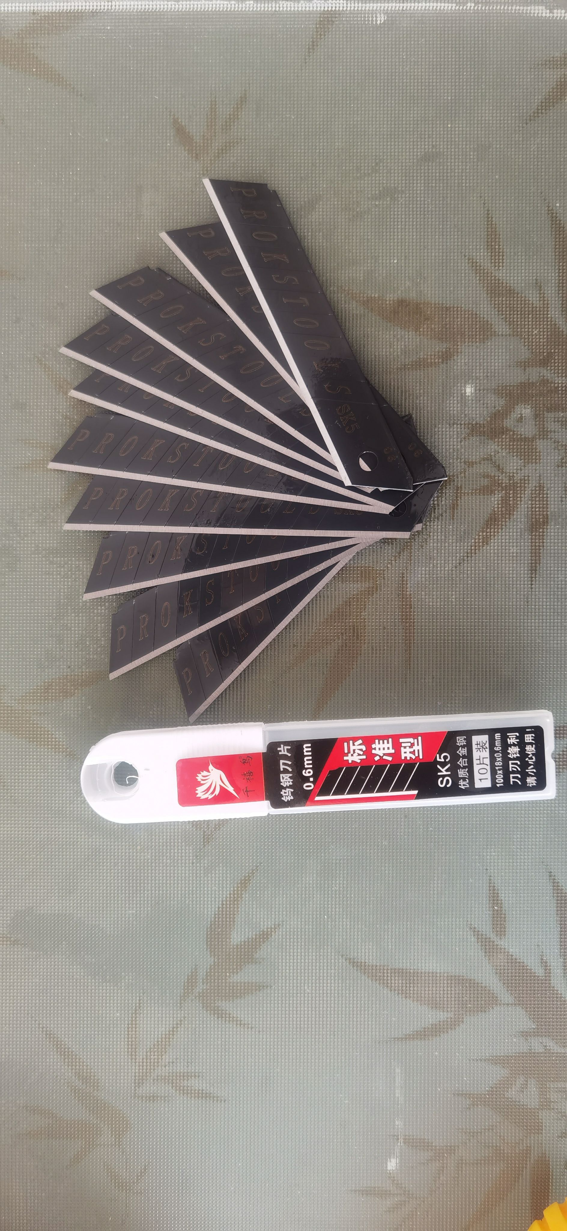 Factory wholesale 18mm large blade, graphic design blade, wallpaper blade, paper cutting blade, unpacking blade, large supply undefined