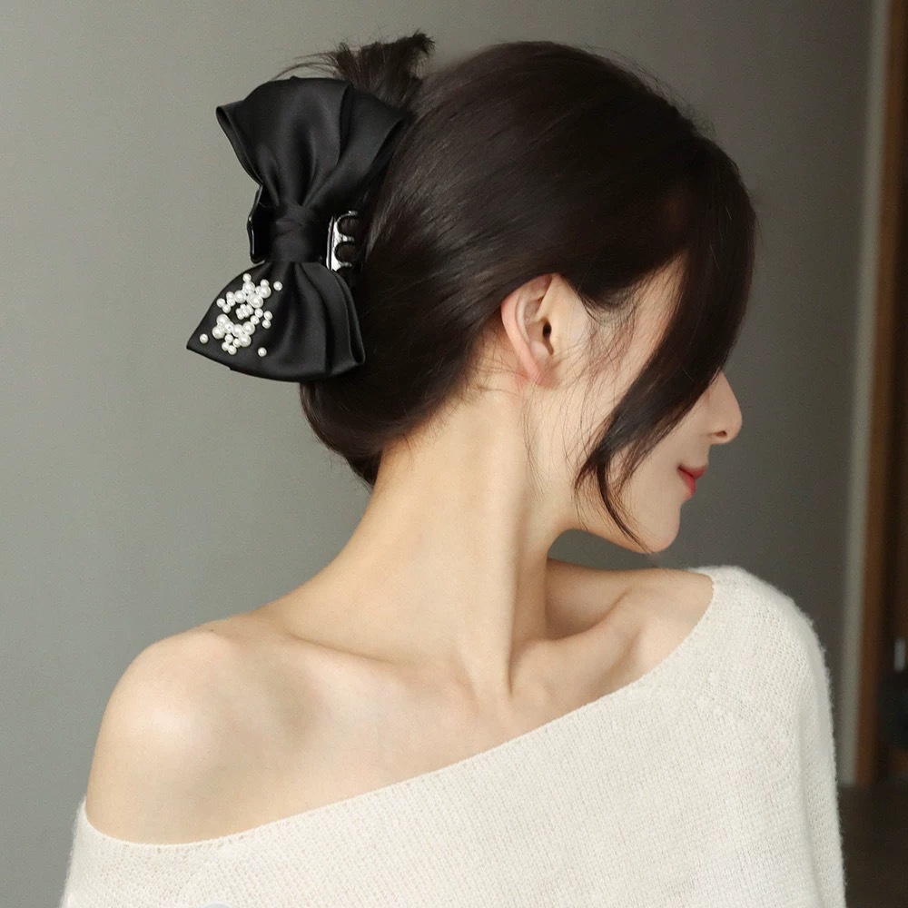 French design sense, exquisite pearl bow clip, high-end satin back ponytail clip, elegant large hair clip Application Scenario