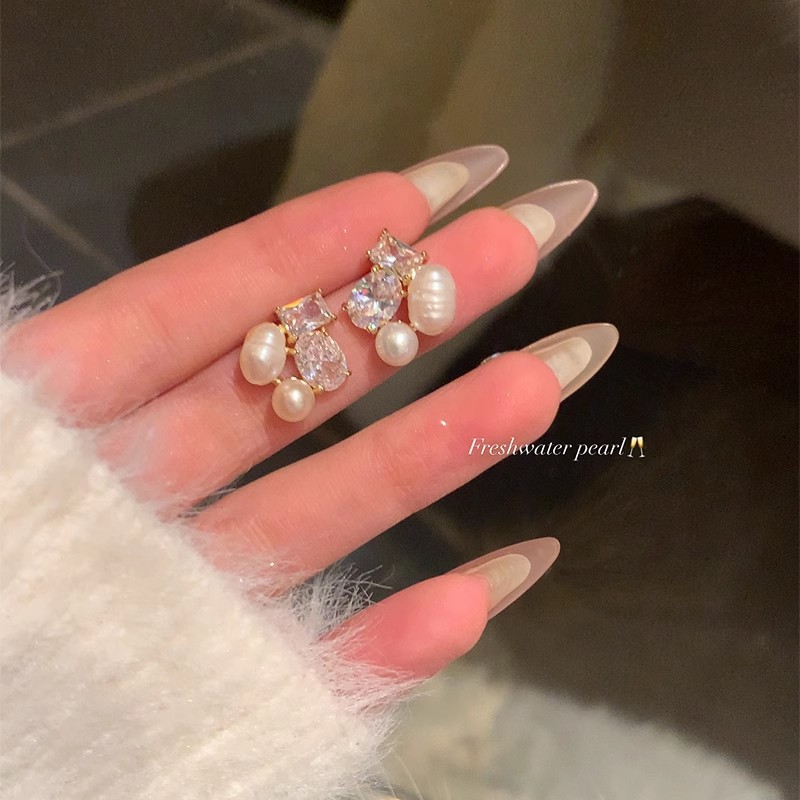 Xiaoxiang Square zirconia irregular pearl stud earrings for women, a niche high-end light luxury style earring, versatile earrings wholesale full figure