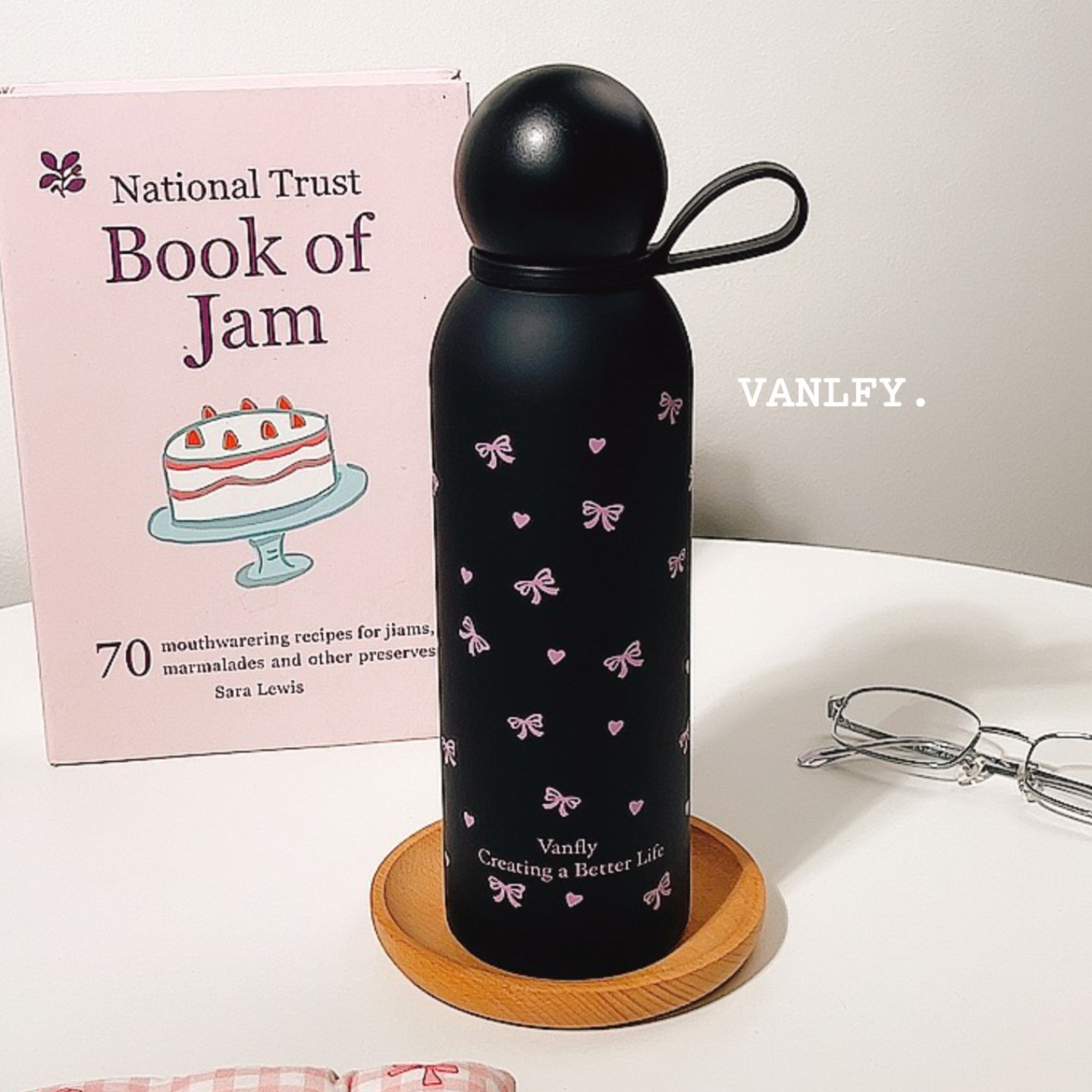 The new stainless steel 304 insulated cup from ins is cute and cartoonish for girls. It is portable and has a high level of appearance. It is a portable water cup with a handle details Picture