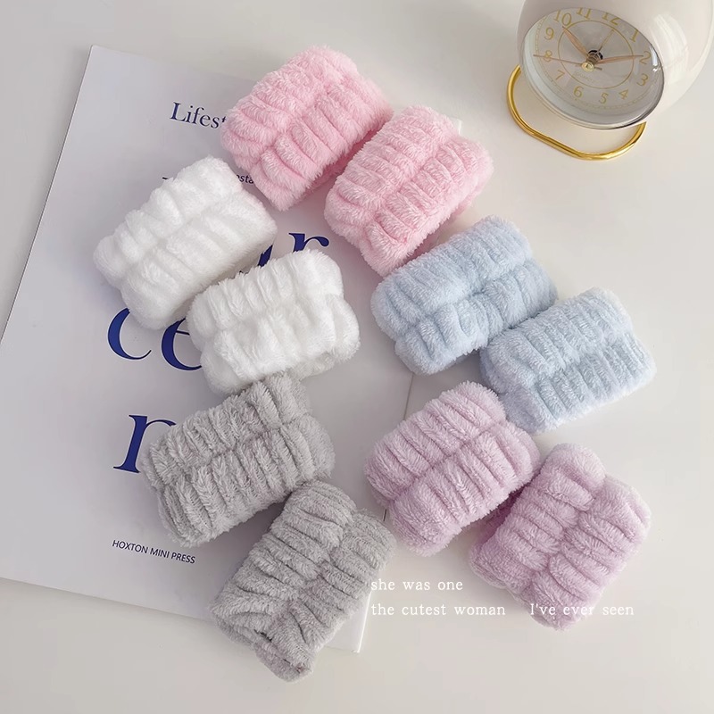 This is a must-have wrist strap for washing your face. It can be used for both water-absorbing, plush, hair tie, head and rope. It is also a moisture-proof hand towel, hair tie and special hair band for washing and grooming Application Scenario