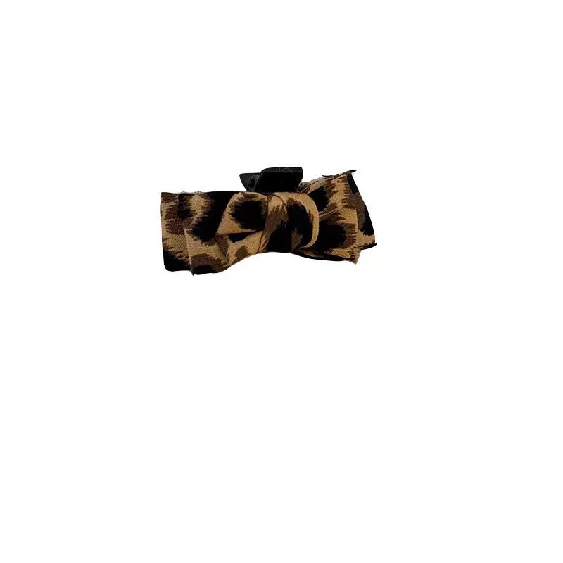 The new old-fashioned leopard print large bow hair clip has a feminine feel. It features a small claw clip at the back of the head and a half-tied headpiece, hairpin and hair accessory Item Picture