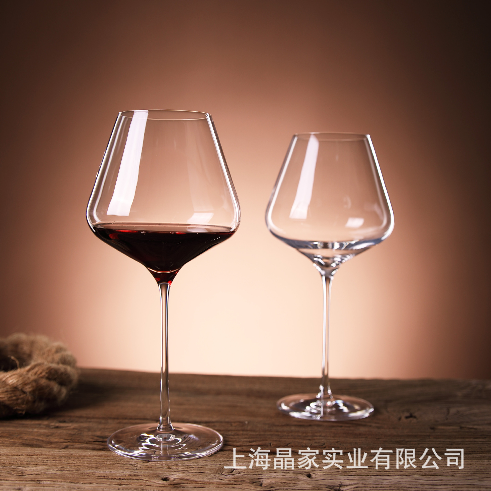 Cold-cut transparent all-red goblets, commercial hotel wine glasses, all-black glass red wine glasses available for wholesale with LOGO printing full figure