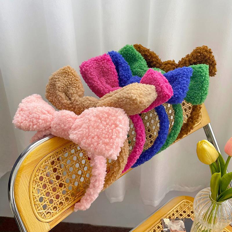 A cute plush bow headband for women to wash their faces, apply makeup and press their hair. It's a Korean-style popular all-rounder headband and accessory Specification drawing
