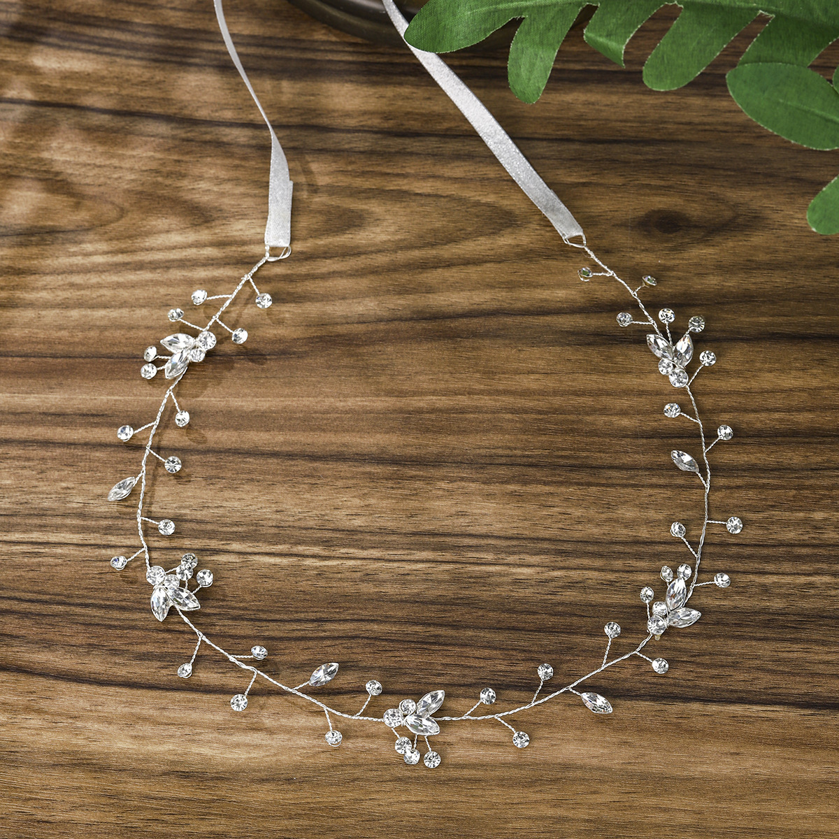 New Korean-style handcrafted bridal headwear, popular banquet dress accessories, fresh and simple hair accessories, crystal hair bands Application Scenario